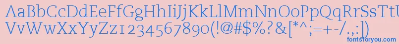 PmnCaecilia45LightOldstyleFigures-Schriftart – Blaue Schriften auf rosa Hintergrund