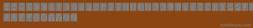 Domino-Schriftart – Graue Schriften auf braunem Hintergrund