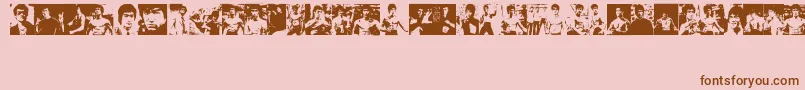 BruceLee-Schriftart – Braune Schriften auf rosa Hintergrund