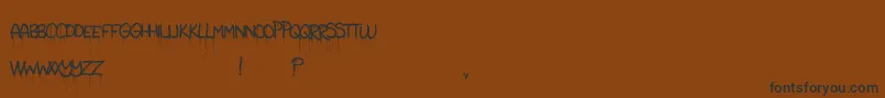 Fonte TakeWarning – fontes pretas em um fundo marrom
