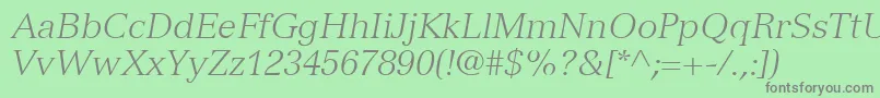 Fonte VersaillesLt46LightItalic – fontes cinzas em um fundo verde