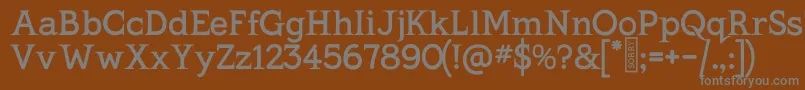 KingthingsSerifique-fontti – harmaat kirjasimet ruskealla taustalla