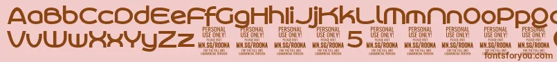 RoonasansboPersonalUse-fontti – ruskeat fontit vaaleanpunaisella taustalla