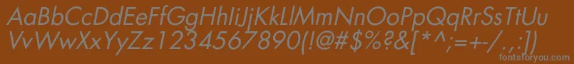 AgfatumcItalic-fontti – harmaat kirjasimet ruskealla taustalla