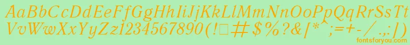 フォントQuantantiquaItalic – オレンジの文字が緑の背景にあります。