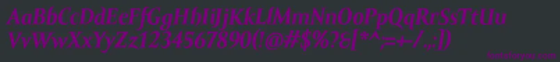 Czcionka AmorSerifTextProBoldItalic – fioletowe czcionki na czarnym tle
