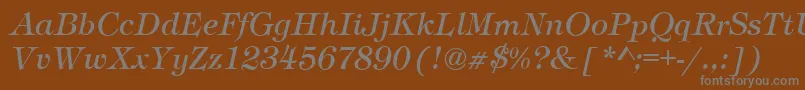 TimberItalic-fontti – harmaat kirjasimet ruskealla taustalla