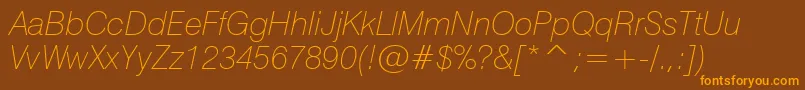 フォントSwiss721ThinItalicBt – オレンジ色の文字が茶色の背景にあります。