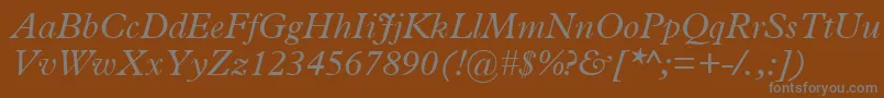 PlantinItalic-fontti – harmaat kirjasimet ruskealla taustalla