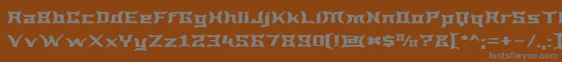 WewakWide-fontti – harmaat kirjasimet ruskealla taustalla