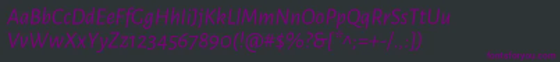 Czcionka AlegreyasansItalic – fioletowe czcionki na czarnym tle