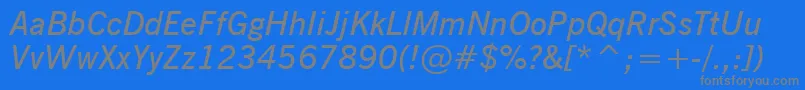 NewsGothicDemiItalicBt-fontti – harmaat kirjasimet sinisellä taustalla