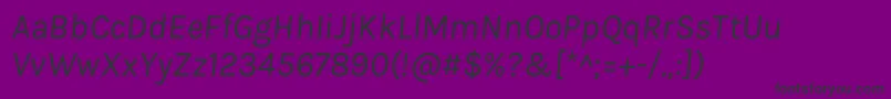 Czcionka KarlaItalic – czarne czcionki na fioletowym tle
