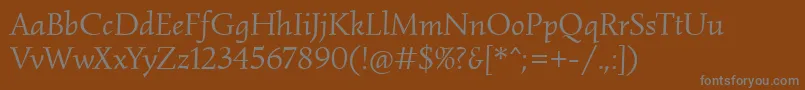 Czcionka SimonettaItalic – szare czcionki na brązowym tle