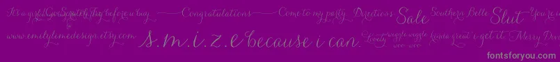 CarolynaWords-fontti – harmaat kirjasimet violetilla taustalla