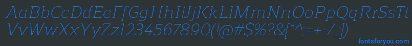 ReganslabLightitalic-fontti – siniset fontit mustalla taustalla