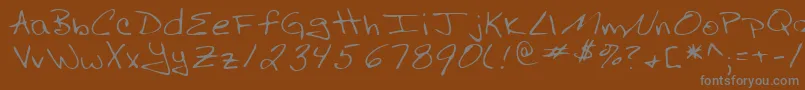 RussellRegular-Schriftart – Graue Schriften auf braunem Hintergrund
