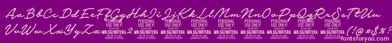 Notera2mediumPersonal-fontti – vaaleanpunaiset fontit violetilla taustalla