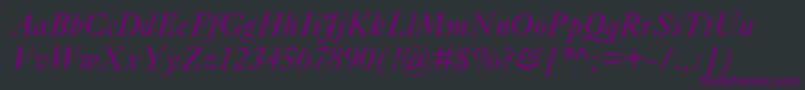 Czcionka EhrhardtmtstdItalic – fioletowe czcionki na czarnym tle