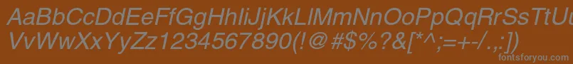 HelioscItalic-fontti – harmaat kirjasimet ruskealla taustalla
