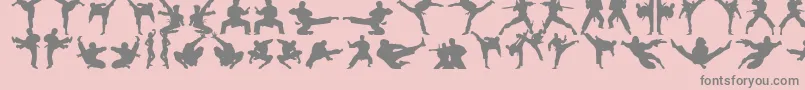 Karatechop-fontti – harmaat kirjasimet vaaleanpunaisella taustalla