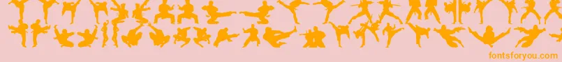 Karatechop-fontti – oranssit fontit vaaleanpunaisella taustalla