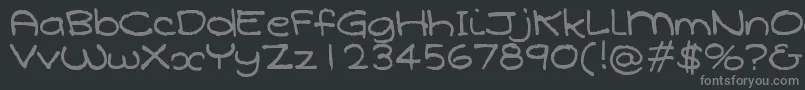 Lisätietoja Qarolina-fontista Qarolina-fontti – harmaat kirjasimet mustalla taustalla