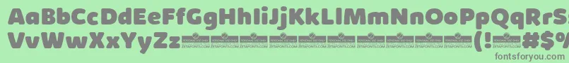 KabrioSoftHeavyTrial-fontti – harmaat kirjasimet vihreällä taustalla