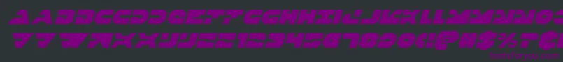 Czcionka Triggermanital – fioletowe czcionki na czarnym tle