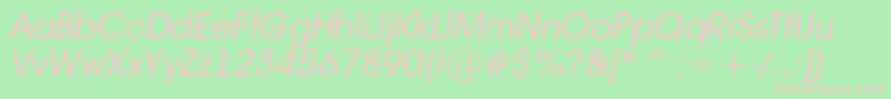 AAvantebsItalic-fontti – vaaleanpunaiset fontit vihreällä taustalla