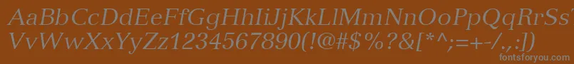 Fonte VersaillesLt56Italic – fontes cinzas em um fundo marrom