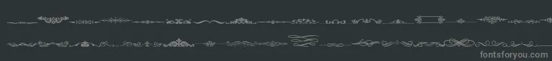 Lisätietoja VintageDecorativeSigns4-fontista VintageDecorativeSigns4-fontti – harmaat kirjasimet mustalla taustalla