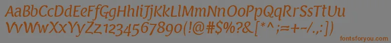 フォントPfarmoniaItalic – 茶色の文字が灰色の背景にあります。