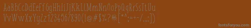 Fonte FishchipsRegular – fontes cinzas em um fundo marrom