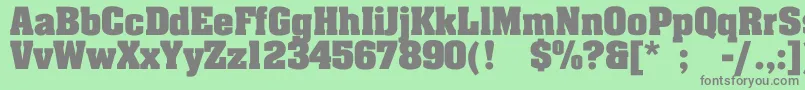 JohnnyBold-fontti – harmaat kirjasimet vihreällä taustalla