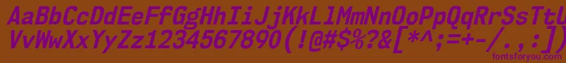 Czcionka Nk57MonospaceScBdIt – fioletowe czcionki na brązowym tle
