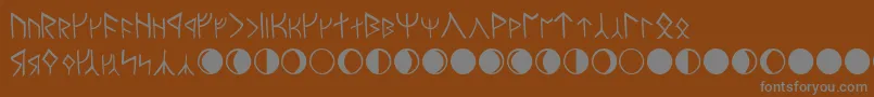 MoriaNormal-fontti – harmaat kirjasimet ruskealla taustalla