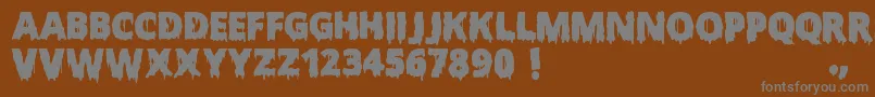 ScaryHalloweenFont-fontti – harmaat kirjasimet ruskealla taustalla