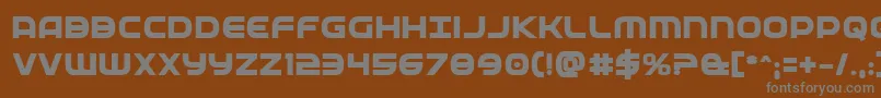 Fedserviceextrabold-fontti – harmaat kirjasimet ruskealla taustalla