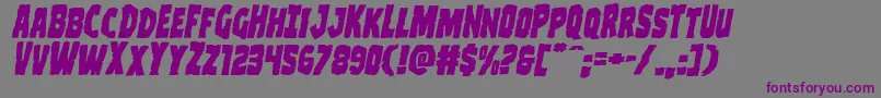 Clubberlangexpandital-Schriftart – Violette Schriften auf grauem Hintergrund
