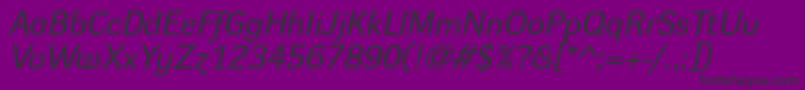 フォントDynagroteskreItalic – 紫の背景に黒い文字