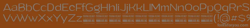 GrandilightPersonalUse-fontti – harmaat kirjasimet ruskealla taustalla