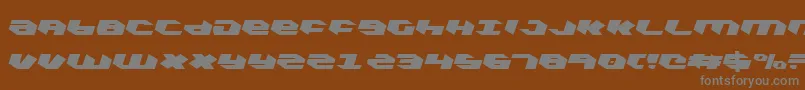 KubrickCondensedLeftalic-fontti – harmaat kirjasimet ruskealla taustalla