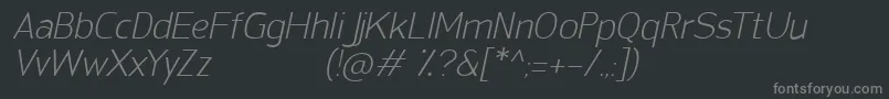 SanFredianoLightItalic-fontti – harmaat kirjasimet mustalla taustalla
