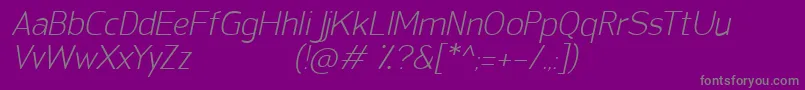 SanFredianoLightItalic-fontti – harmaat kirjasimet violetilla taustalla