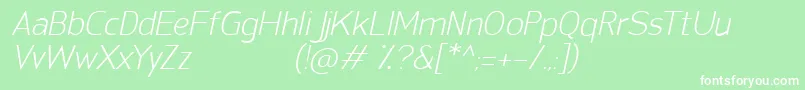SanFredianoLightItalic-fontti – valkoiset fontit vihreällä taustalla