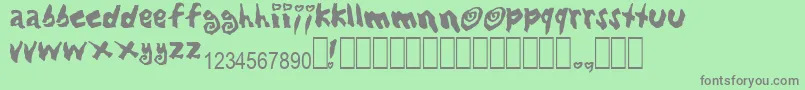 LovingBabes-fontti – harmaat kirjasimet vihreällä taustalla