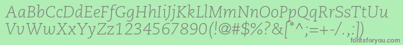 CaecilialtstdLightitalic-fontti – harmaat kirjasimet vihreällä taustalla