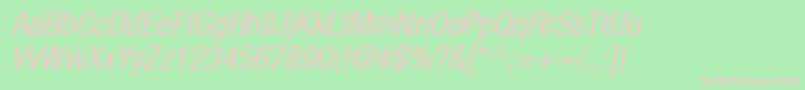 HelveticaLt57CondensedOblique-fontti – vaaleanpunaiset fontit vihreällä taustalla