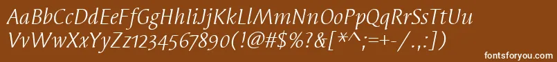 Fonte SyndorOsItcTtBookitalic – fontes brancas em um fundo marrom